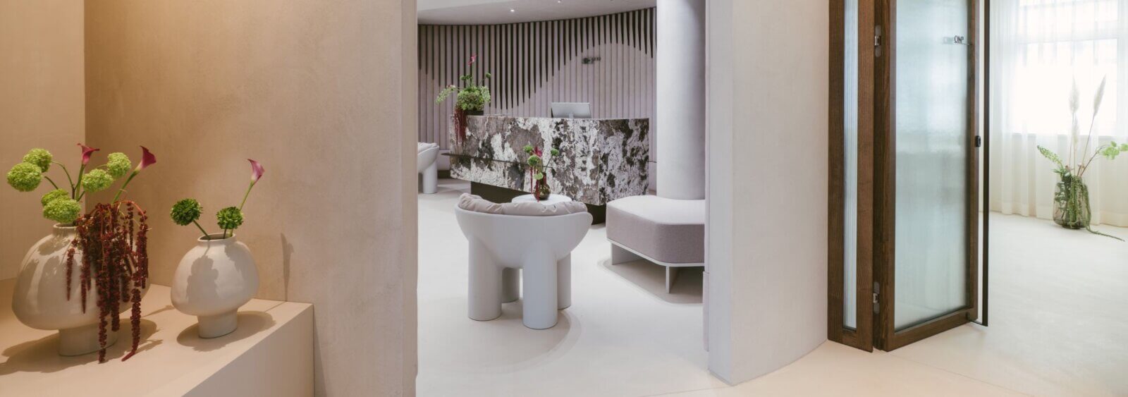 Das Team von MEGATABS architekten zeigt mit seiner Arbeit für SOO.med, wie zeitgemäßes Interior Design Medizinräume in atmosphärische Wohlfühlorte verwandeln kann.