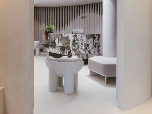 Das Team von MEGATABS architekten zeigt mit seiner Arbeit für SOO.med, wie zeitgemäßes Interior Design Medizinräume in atmosphärische Wohlfühlorte verwandeln kann.