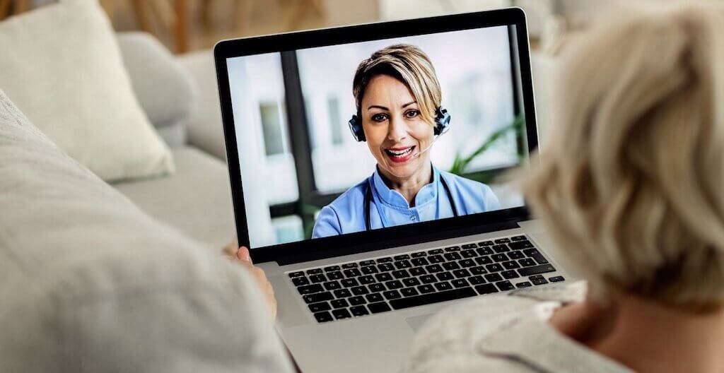 Eine Frau nimmt eine Teletherapie in Anspruch.