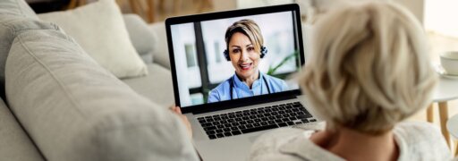 Eine Frau nimmt eine Teletherapie in Anspruch.