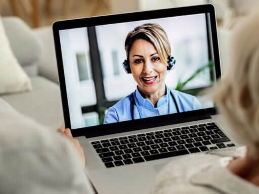 Eine Frau nimmt eine Teletherapie in Anspruch.