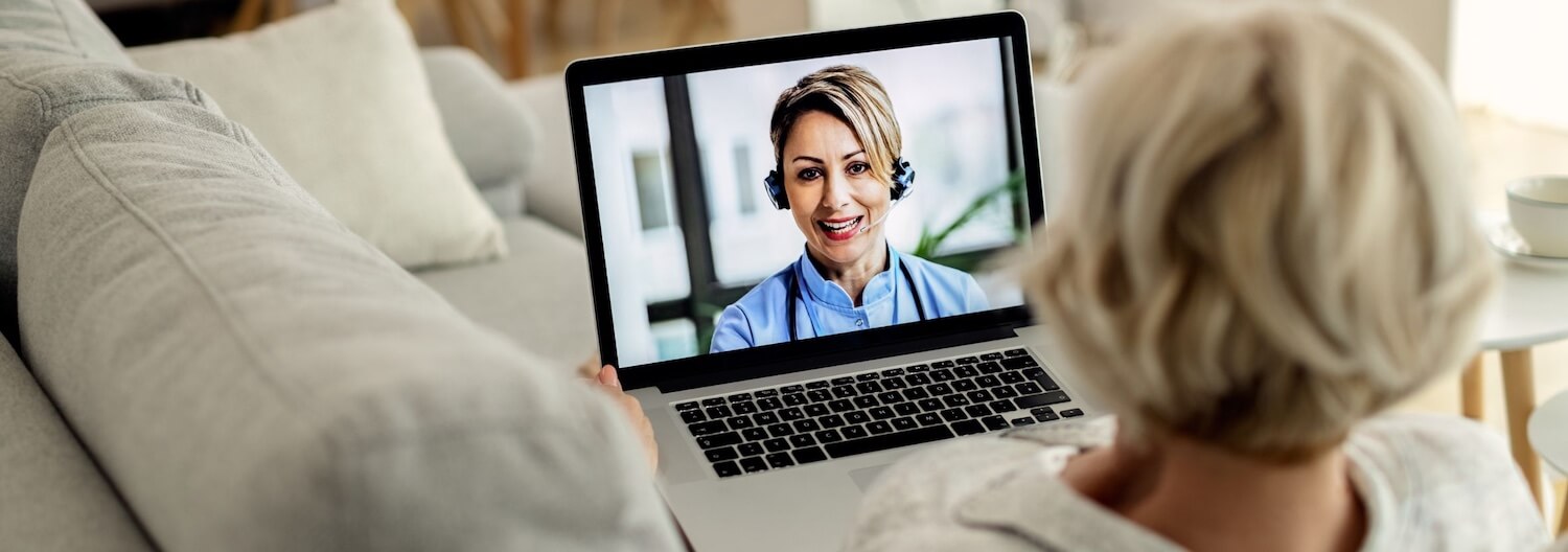 Eine Frau nimmt eine Teletherapie in Anspruch.