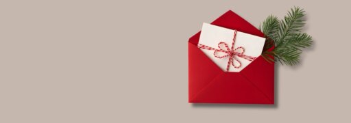 Ein weihnachtliches Briefkuvert mit einem Tannezweig – wir geben Tipps für die Weihnachtspost, die TherapeutInnen an ihre PatientInnen versenden können.