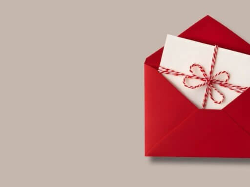 Ein weihnachtliches Briefkuvert mit einem Tannezweig – wir geben Tipps für die Weihnachtspost, die TherapeutInnen an ihre PatientInnen versenden können.