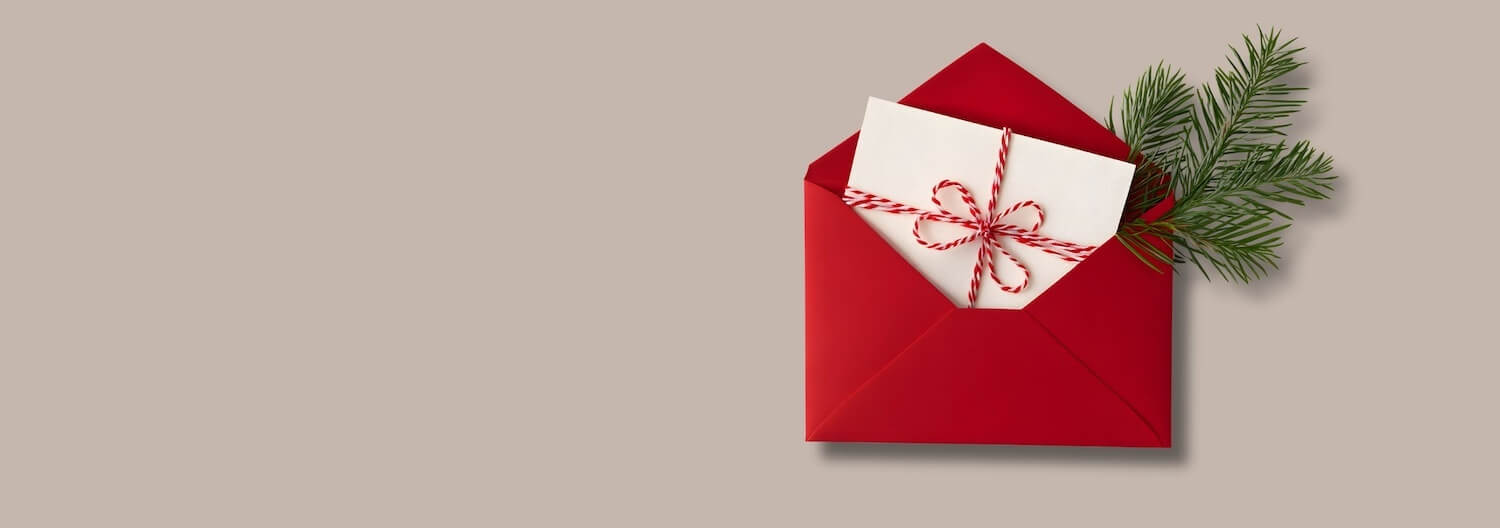 Ein weihnachtliches Briefkuvert mit einem Tannezweig – wir geben Tipps für die Weihnachtspost, die TherapeutInnen an ihre PatientInnen versenden können.