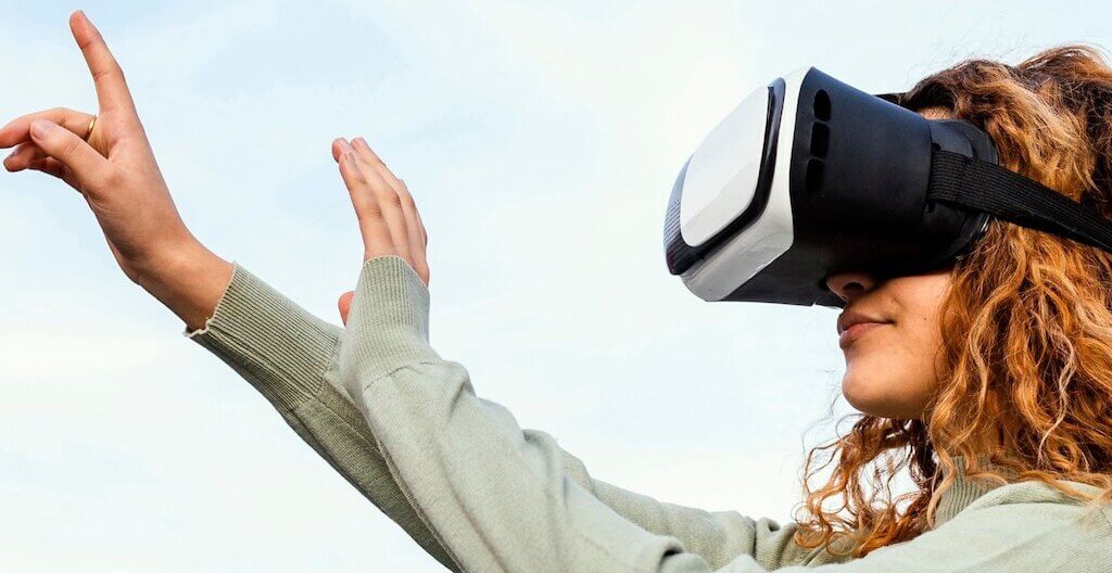 Extended Reality verändert die Therapie – sinnbildlich dazu sieht man eine junge Frau die eine VR-Brille trägt.