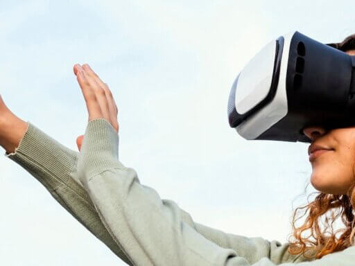 Extended Reality verändert die Therapie – sinnbildlich dazu sieht man eine junge Frau die eine VR-Brille trägt.