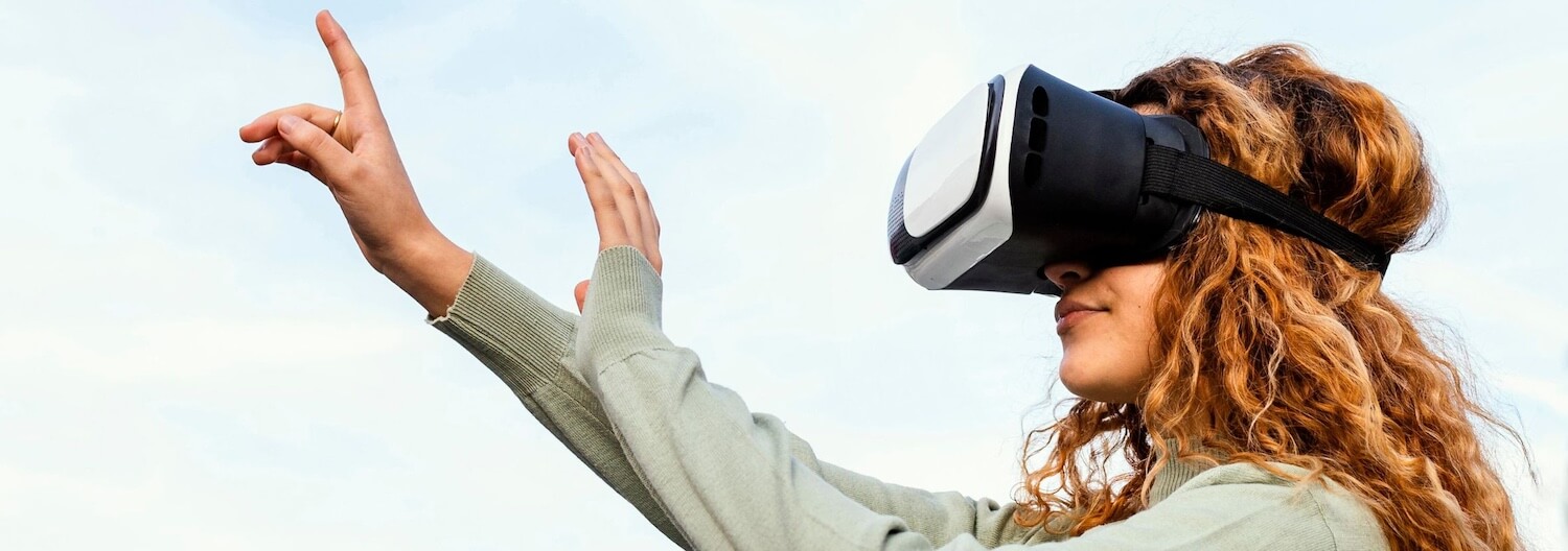 Extended Reality verändert die Therapie – sinnbildlich dazu sieht man eine junge Frau die eine VR-Brille trägt.