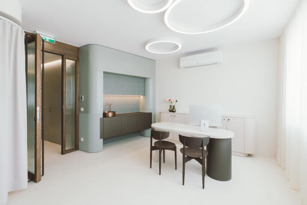 SOO.med zeigt beispielhaft, wie durchdachtes Interior Design die Qualität medizinischer Einrichtungen nicht nur funktional, sondern auch atmosphärisch auf ein neues Niveau heben kann.