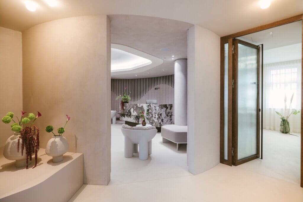 Während die Ordinationen funktional und klar ausgeleuchtet sind, erzeugen indirekte Lichtquellen und weiche Lichtkugeln in den öffentlichen Bereichen eine sanfte, entspannte Stimmung.