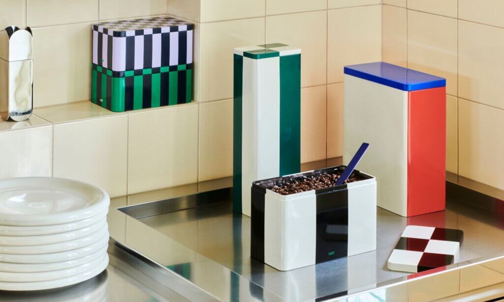 Die Aufbewahrungsboxen von HAY bringen gleichzeitig Farbe und Geometrie in deine Praxis. 