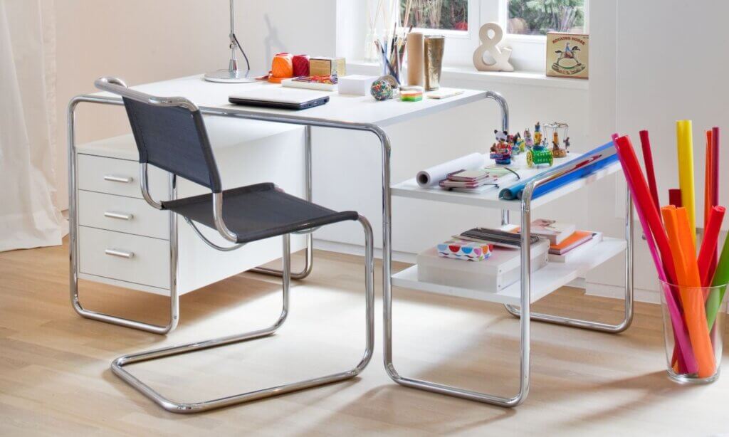Der Stuhl S33 und der Tisch S 285/2 sind echte Bauhaus-Klassiker aus dem Hause Thonet.