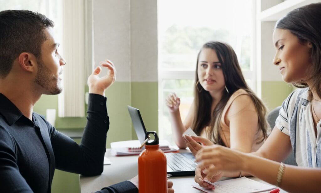 In Kleingruppen erarbeiten die Teilnehmenden am Vortrag eine bestimmte Fragestellung zu einem Gesundheitsthema.
