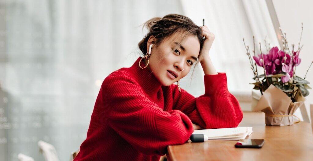 ADHS kann vor allem bei Frauen aufgrund der Überkompensierung zu Stress und Erschöpfung führen.