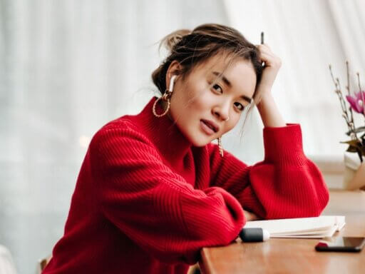 ADHS kann vor allem bei Frauen aufgrund der Überkompensierung zu Stress und Erschöpfung führen.