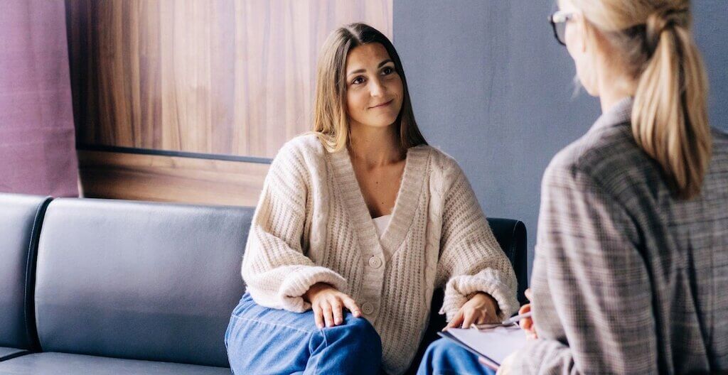 Eine Klinische Psychologin im Gespräch mit einer Klientin.