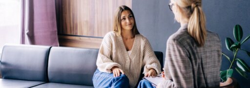 Eine Klinische Psychologin im Gespräch mit einer Klientin.