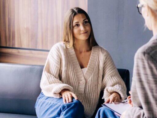 Eine Klinische Psychologin im Gespräch mit einer Klientin.