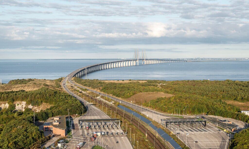 Über die Öresundbrücke können Reisende von Kopenhagen aus mit dem Zug nach Malmö und Lund fahren. 
