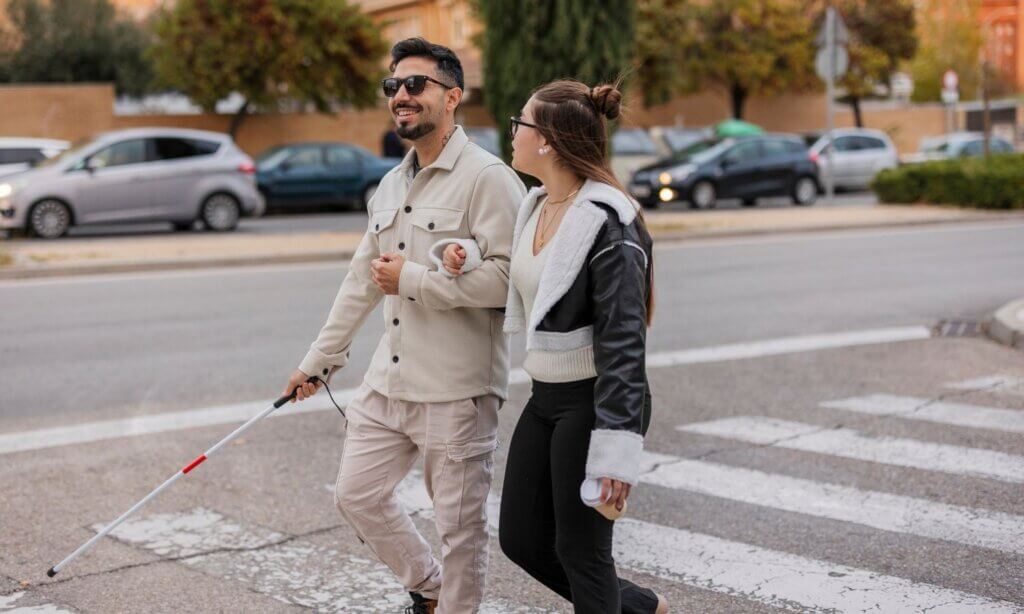 In der Praxis wird Barrierefreiheit häufig auf Rollstuhlnutzung reduziert. Die technischen Regelwerke in beiden Ländern berücksichtigen jedoch ausdrücklich auch die Bedürfnisse von Menschen mit Seh- oder Hörbehinderungen.