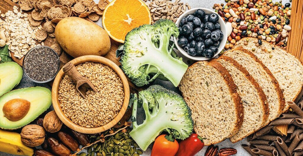 Wie viele Ballaststoffe pro Tag gesund sind, welche Lebensmittel besonders ballaststoffreich sind und warum sie Darm, Körper und Gesundheit nachhaltig stärken.