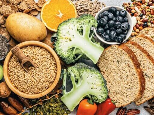 Wie viele Ballaststoffe pro Tag gesund sind, welche Lebensmittel besonders ballaststoffreich sind und warum sie Darm, Körper und Gesundheit nachhaltig stärken.