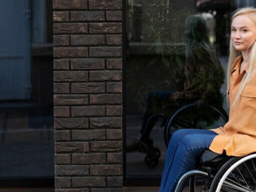 Wir zeigen dir, welche gesetzlichen Vorgaben zur Barrierefreiheit in ärztlichen und therapeutischen Praxen gelten und wie sie sich in Österreich und Deutschland praxisnah umsetzen lassen.