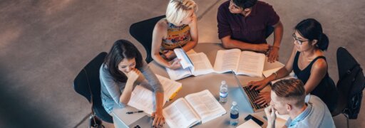 Interdisziplinäre Studiengänge im Gesundheitsbereich verbinden Medizin, Ökonomie, Technik und Sozialwissenschaften und eröffnen vielfältige Studien- und Berufsperspektiven in Deutschland und Österreich.