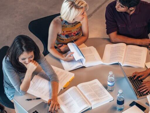 Interdisziplinäre Studiengänge im Gesundheitsbereich verbinden Medizin, Ökonomie, Technik und Sozialwissenschaften und eröffnen vielfältige Studien- und Berufsperspektiven in Deutschland und Österreich.