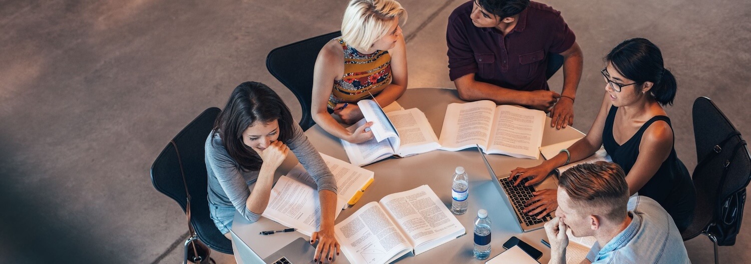 Interdisziplinäre Studiengänge im Gesundheitsbereich verbinden Medizin, Ökonomie, Technik und Sozialwissenschaften und eröffnen vielfältige Studien- und Berufsperspektiven in Deutschland und Österreich.