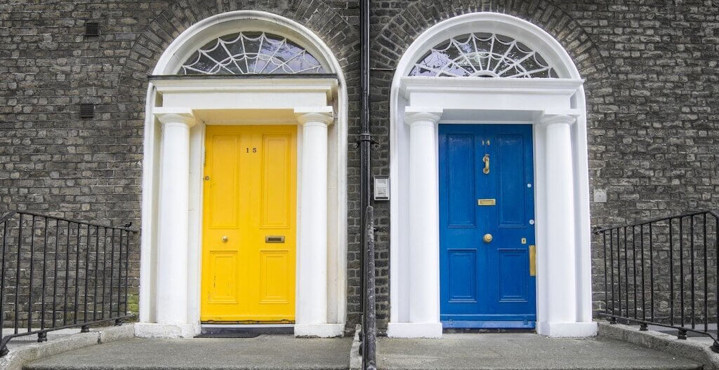 Rechtliche Grundlagen für TherapeutInnen im Gesundheitsbereich in Österreich und Deutschland, die zugleich angestellt und selbstständig tätig sind. 