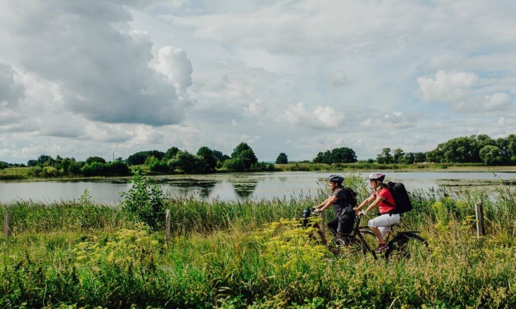 Mit seinen weiten Landschaften, sanften Hügeln und verkehrsarmen Straßen ist Skåne ein Traum für RadfahrerInnen – ganz gleich, ob du gemütliche Touren mit der Familie bevorzugst oder als ambitionierte/r FreizeitradlerIn sportliche Etappen suchst.
