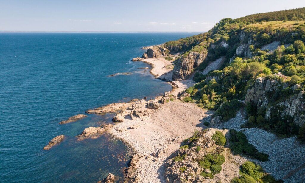 Die Klippenküste von Kullaberg mit steilen Felsen, Höhlen und spektakulären Aussichtspunkten ist rau, dramatisch und fast mediterran anmutend.