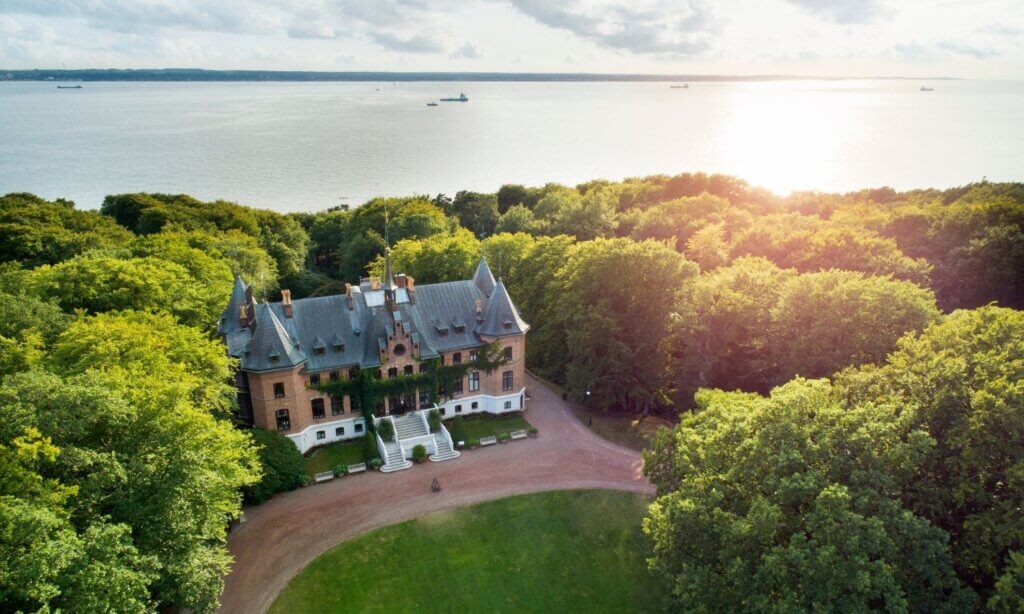 Mittelalterliche Festungen wie Glimmingehus, prachtvolle Anwesen wie Sofiero Slott oder Örenäs Slott verbinden Geschichte mit Architektur, Gärten und kulturellen Veranstaltungen.