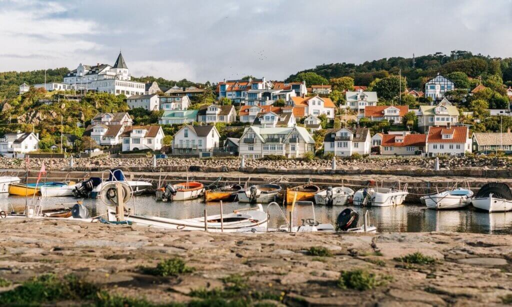 Diese Küstenetappe beginnt im charmanten Mölle und führt durch duftende Kieferwälder, über sandige Dünenlandschaften und vorbei an kleinen Fischerdörfern bis nach Höganäs.