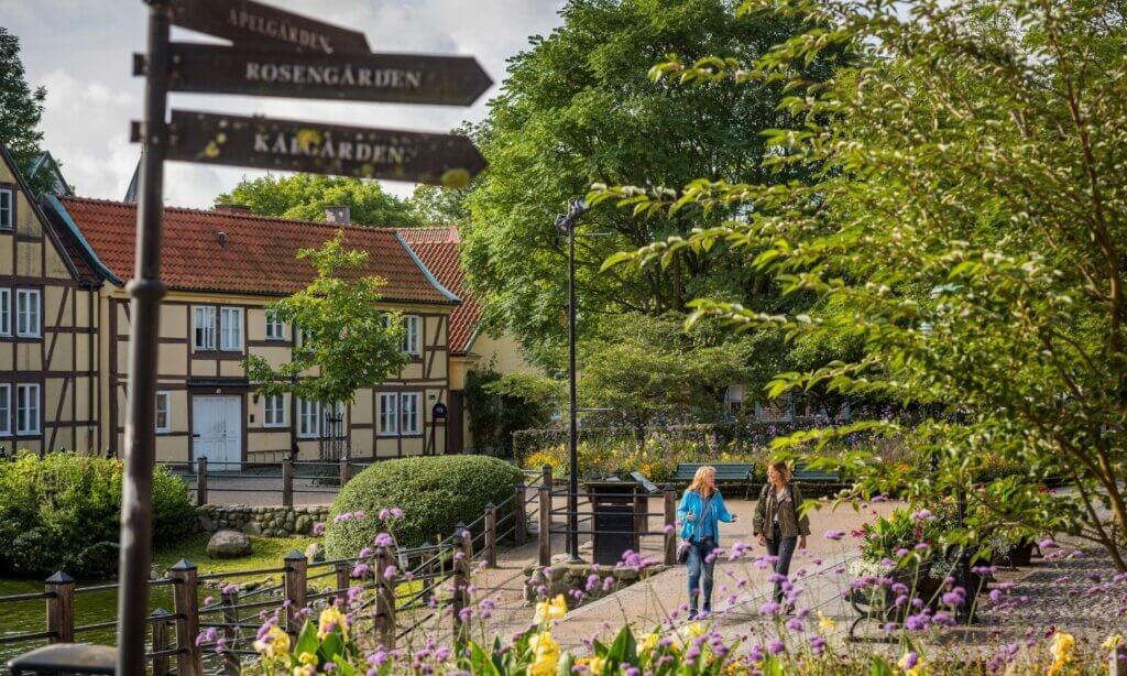 Diese grüne Etappe beginnt in der historischen Stadt Ystad, wandert durch das beliebte Erholungsgebiet Sandskogen und entlang des Strands bis zur kleinen Küstensiedlung Nybrostrand. 
