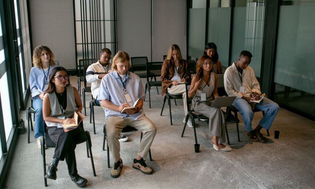 Im Frühjahr 2026 erwartet Therapeutinnen und Therapeuten eine breitgefächerte Auswahl an Fort- und Weiterbildungen, die neueste wissenschaftliche Erkenntnisse mit hoher Praxisrelevanz verknüpfen. 