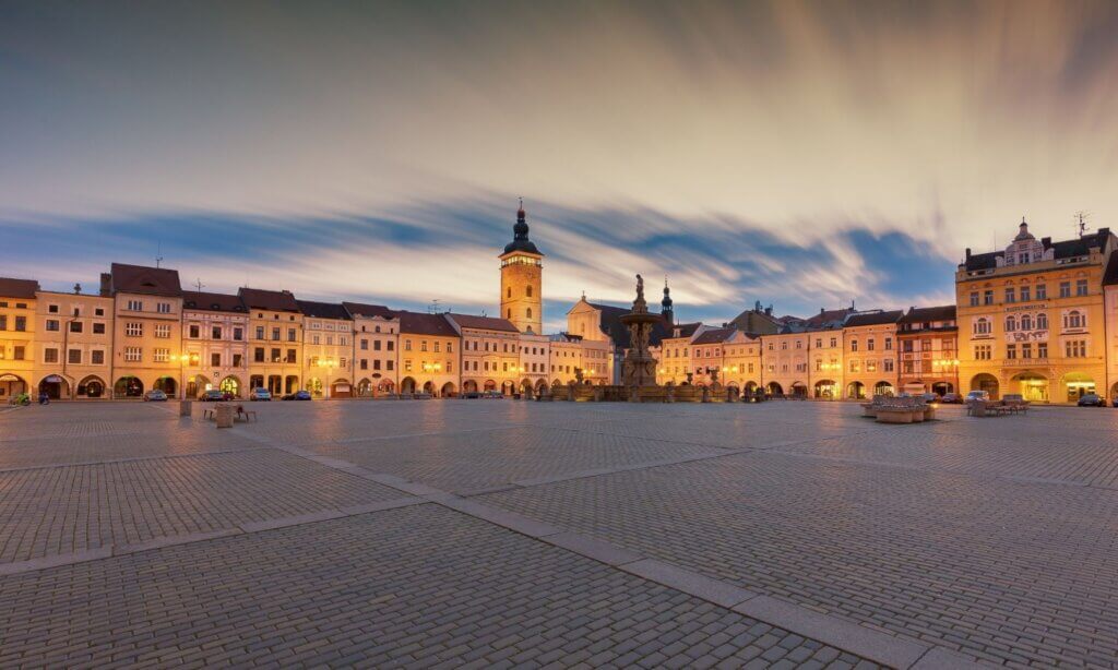 Budweis ist nicht nur durch das hier gebraute Bier bekannt, sondern auch durch einen der größten Marktplätze Europas, das Barock-Rathaus mit drei Türmen und den Schwarzen Turm als Stadtzeichen.
