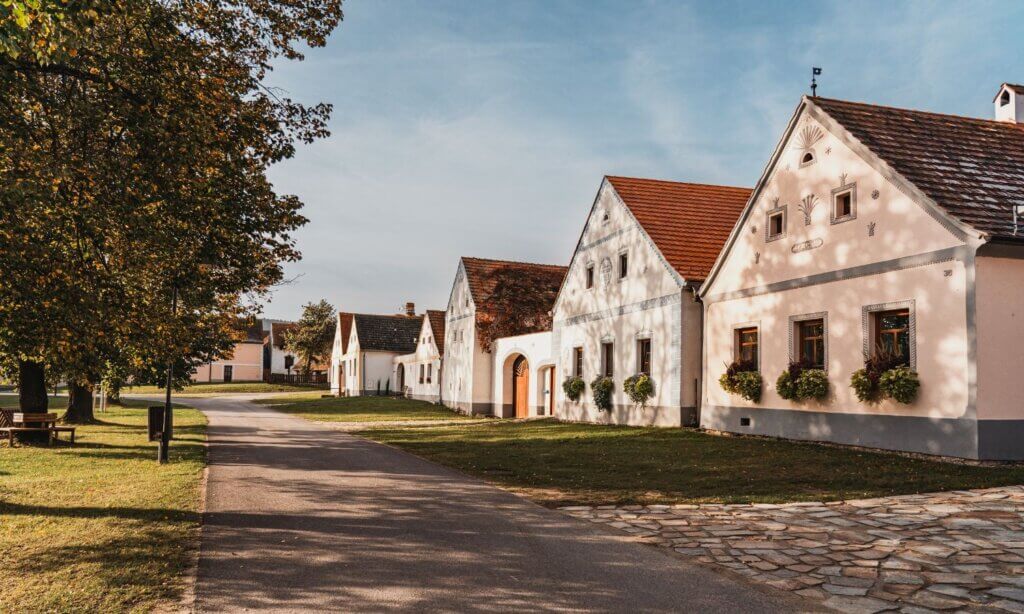 Das kleine Dorf Holašovice liegt 23 Kilometer nordwestlich von Český Krumlov und besteht aus liebevoll restaurierten Bauernhöfen im Stil des Bauernbarocks, die sich um einen großen Marktplatz mit Dorfteich und Kirche gruppieren. 