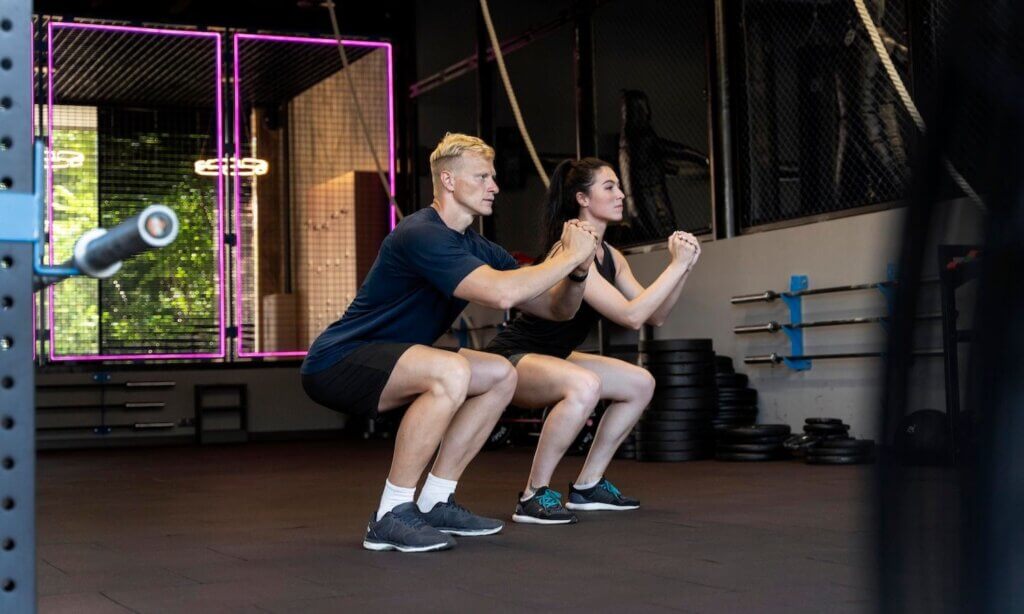Ein strukturierter Wochenplan könnte zweimal Krafttraining und einmal Ausdauer beinhalten. Fortgeschrittene können in einem Workout beide Trainingsformen kombinieren.