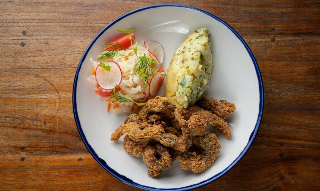 Die Wittingauer Fischer bewirtschaften insgesamt 378 Teiche mit einer Fläche von 7.426 Hektar. Jährlich werden rund 3.000 Tonnen Fisch produziert, davon 95 % Karpfen – er ist daher auch zu einem Stadtsymbol geworden. 