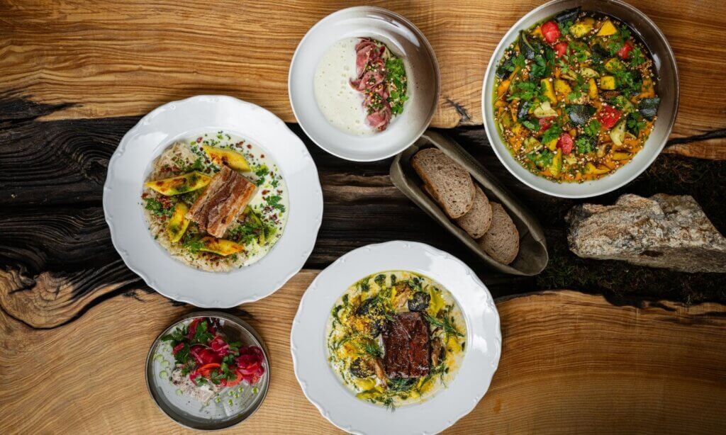 Böhmen hat eine Küche, die aus der Not eine Tugend gemacht hat: herzhafte Knödel, Karpfen aus dem Teich, Braten aus der Region und Bier, das direkt gegenüber gebraut wird. 