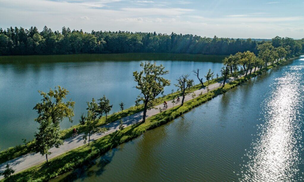 Wer in Pilsen und Südböhmen angekommen ist, findet vielfältige Möglichkeiten, sich nachhaltig und ohne eigenes Auto fortzubewegen – vom vorbildlichen Stadtverkehr über ausgedehnte Radwegnetze bis hin zu wachsender E-Mobilitätsinfrastruktur.