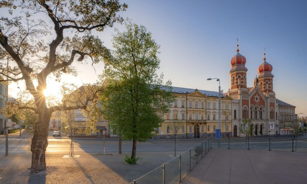Der zentrale Platz der Republik, der zur Stadtgründung einer der größten Europas war, der gotische St.-Bartholomäus-Dom mit dem höchsten Kirchturm Tschechiens und die Große Synagoge – eine der bedeutendsten in Europa.