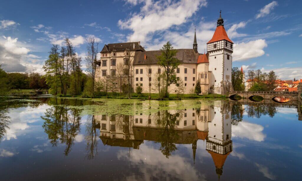 Südböhmen ist reich an historischen Schlössern – von der neugotischen Pracht Hlubokás, das oft als „tschechisches Windsor" bezeichnet wird, über die romantische Flusskulisse von Rožmberk und Schloss Blatná mit seinem eleganten Englischen Garten bis zur märchenhaften Burg von Český Krumlov. 