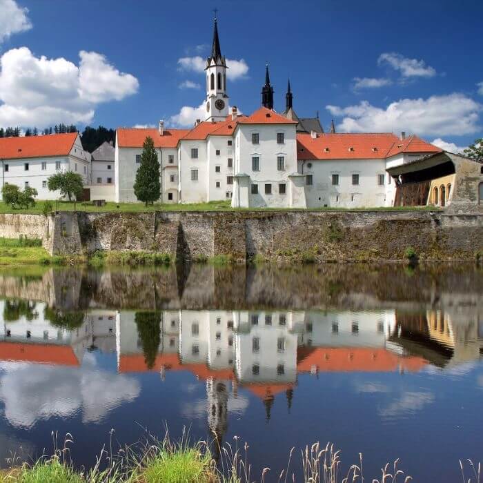 Diese Etappe entlang der Moldau verbindet das Zisterzienser-Kloster in Vyšší Brod mit der düsteren Teufelsmauer und führt schließlich hinunter nach Český Krumlov.