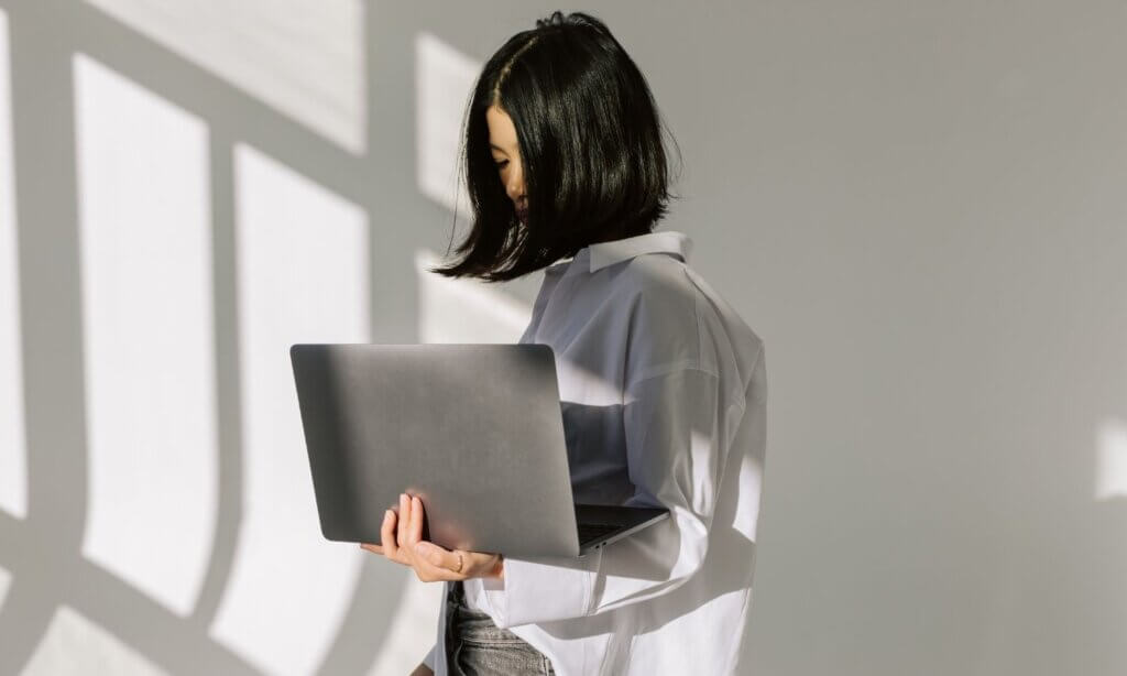 Nicht nur sind die Suchmaschinen keine Plattformen mehr für die Weitergabe von Sichtbarkeit – wenn ich nur mehr die KI-Zusammenfassungen lese, bleibe ich bis in alle Ewigkeit auf Google –, sie gehen auch immer mehr dazu über, Bots anstelle echter Menschen ansprechen zu wollen. Hier kommen die Begriffe AI Slop und Bot Traffic ins Spiel.