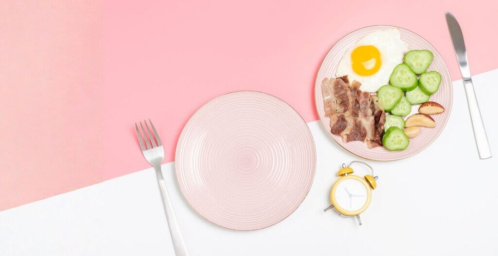 Was im Körper beim Fasten passiert, welche Fastenformen es gibt und wann Vorsicht geboten ist – wissenschaftlich fundiert und praxisnah erklärt.