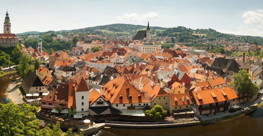 Im ersten Teil zeigen wir dir, wie du klimafreundlich nach Pilsen und Südböhmen reist und welche sorgfältig ausgewählten Wellness- und Boutique-Hotels böhmische Gastlichkeit, regionale Naturverbundenheit und stilvolles Design miteinander verbinden.