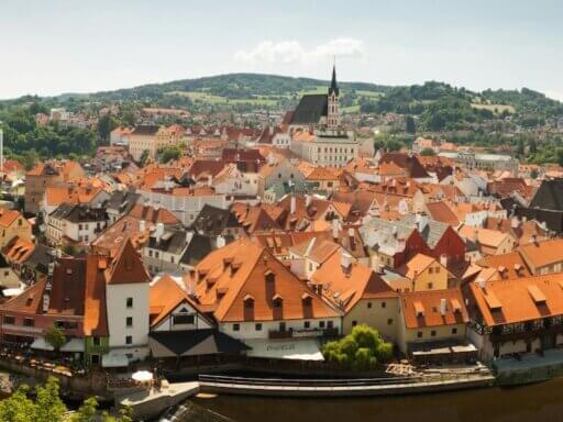 Im ersten Teil zeigen wir dir, wie du klimafreundlich nach Pilsen und Südböhmen reist und welche sorgfältig ausgewählten Wellness- und Boutique-Hotels böhmische Gastlichkeit, regionale Naturverbundenheit und stilvolles Design miteinander verbinden.